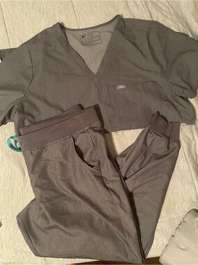 Figs Heather Gray V-Neck Scrub Top with Jogger Pants
